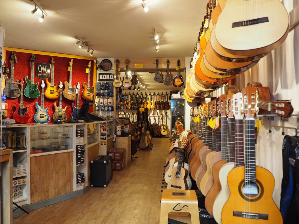 der-gitarrenladen-in-berlin-akustische-gitarren-und-mehr